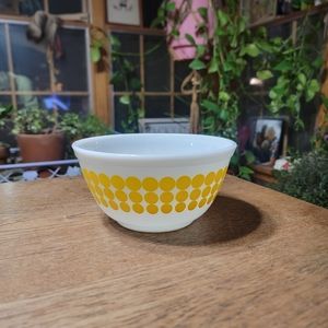 [Pyrex] yellow polka dot 402